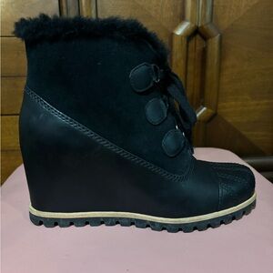 UGG Alasdair Sherpa Lined Wedge Boot - Black Suede & Leather - 7.5